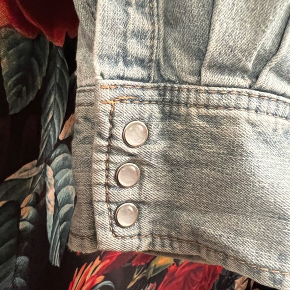 SOLD SOLD SOLD Levi’s button up denim western shirt - Picture 4 of 5